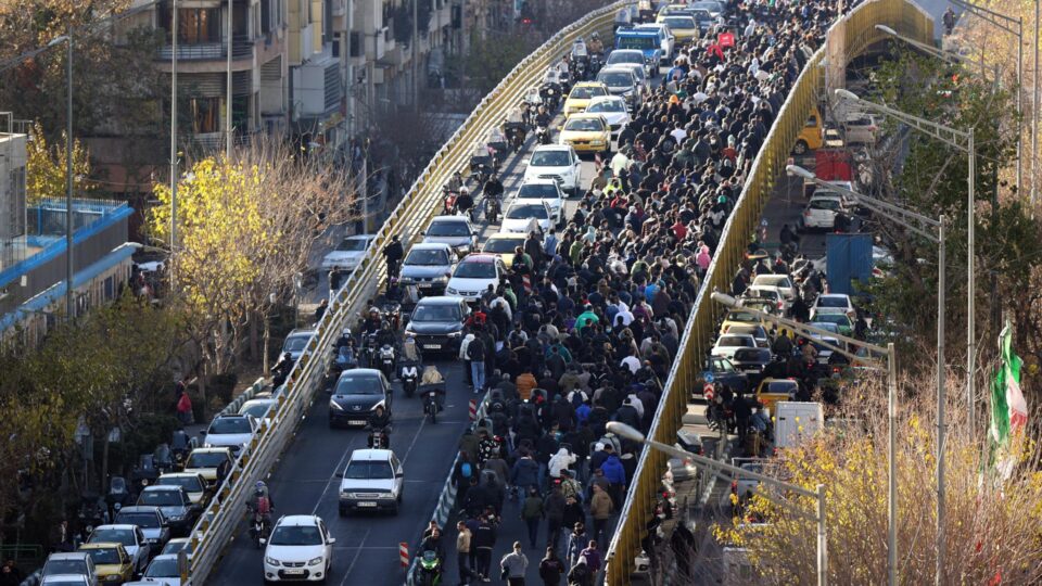 Tentando silenciar protestos, Irã raciona internet e impõe vigilância sobre comerciantes