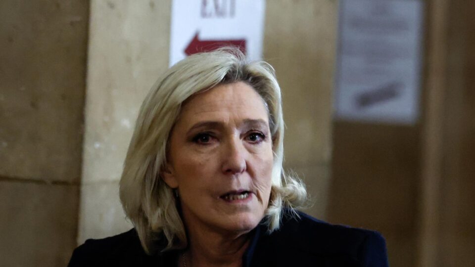 Le Pen vence processo movido por jovem muçulmana na França