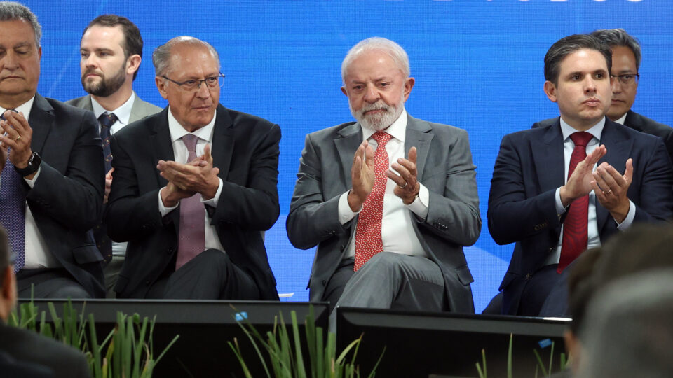 Ao lado de Motta, Lula defende convivência civilizada e estabilidade fiscal