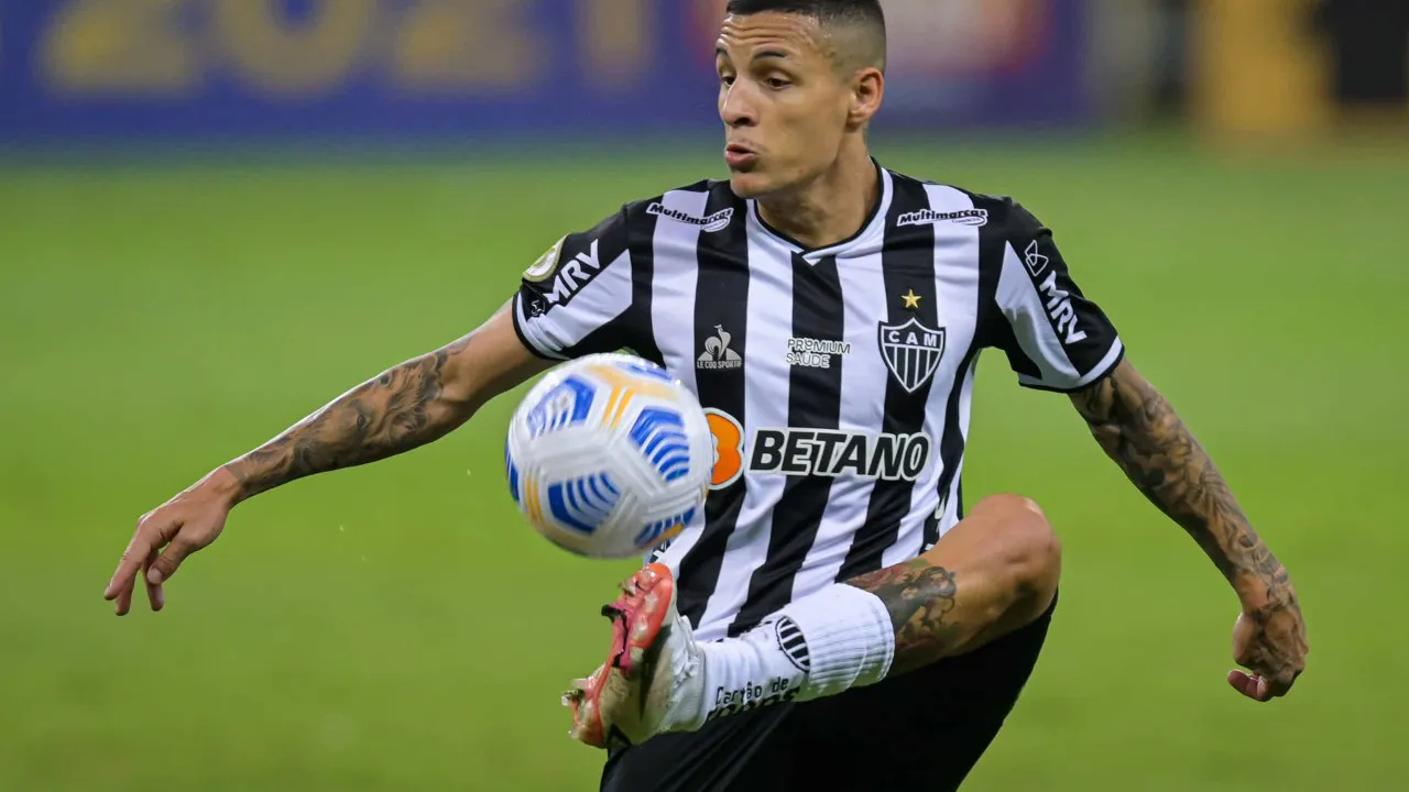 Fluminense tira o lateral Guilherme Arana do Atlético-MG e ainda sonha com Hulk