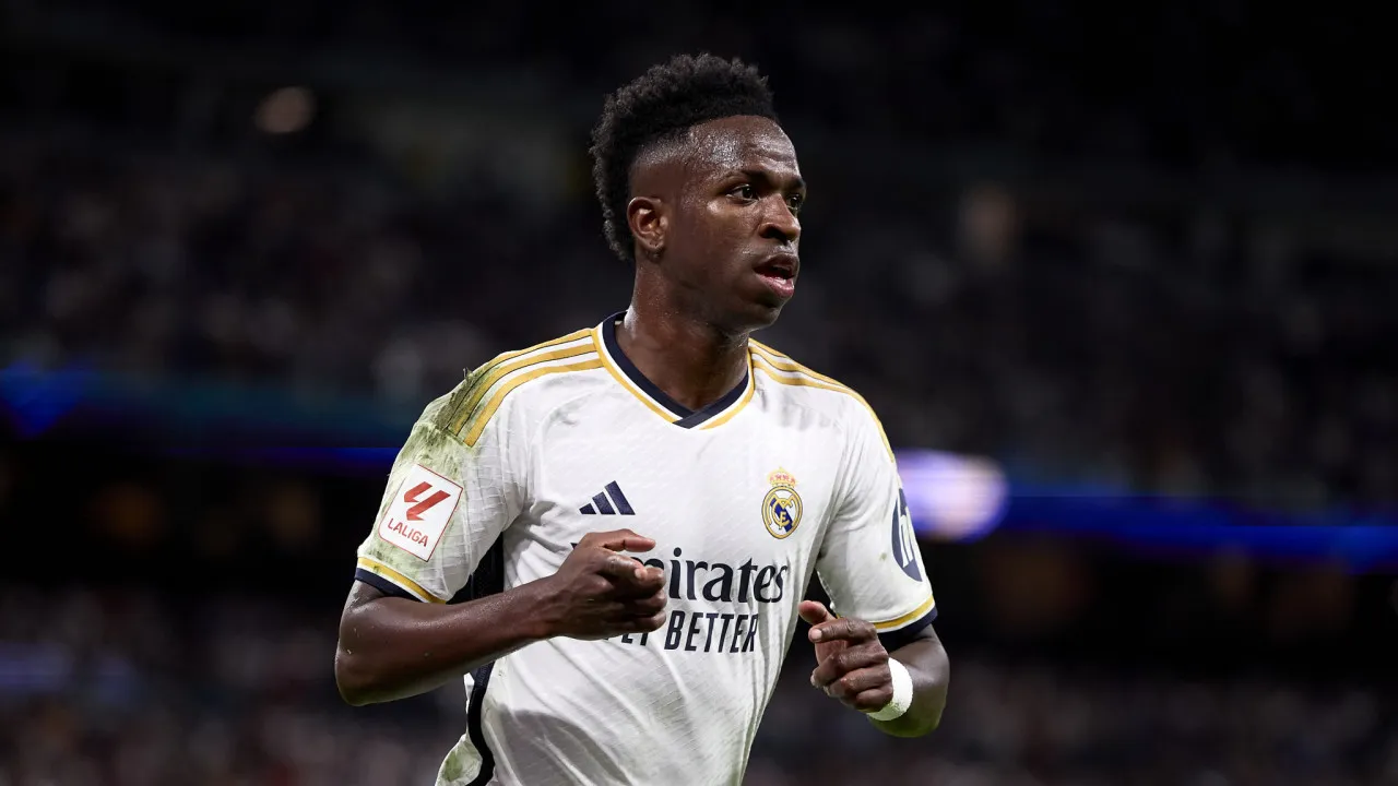 Vini Jr é alvo de racismo antes de jogo do Real Madrid; Courtois reage
