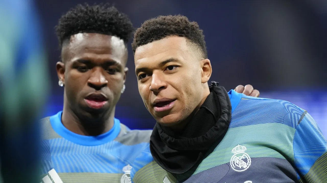 Mbappé e técnico do Real defendem Vini Jr.