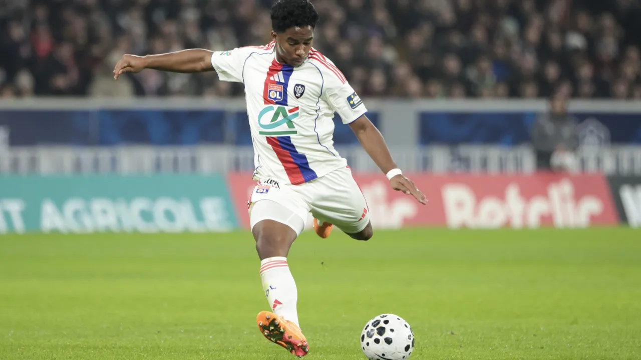 Endrick bate recorde de Ronaldo após hat-trick em goleada do Lyon