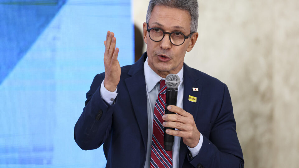 Zema nega ser vice de Flávio Bolsonaro e diz que seguirá pré-candidato a presidente