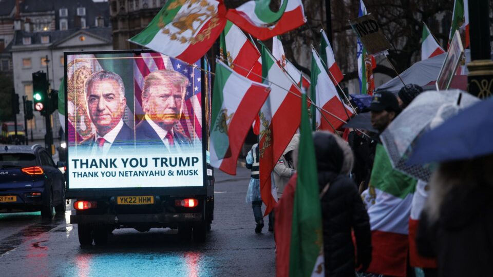Enviado especial de Trump se reúne com príncipe herdeiro exilado do Irã