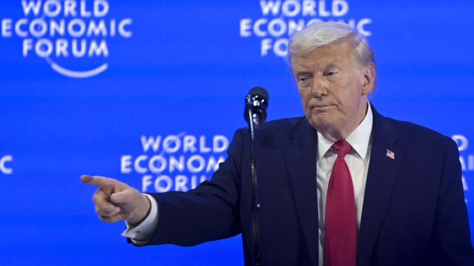 Trump acrescenta pesquisa que indica desaprovação ao seu governo em processo contra jornal