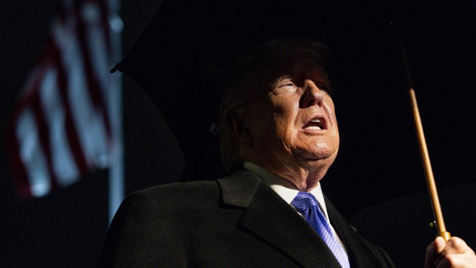 Trump posta montagem de página na Wikipedia descrevendo-o como “presidente interino da Venezuela”