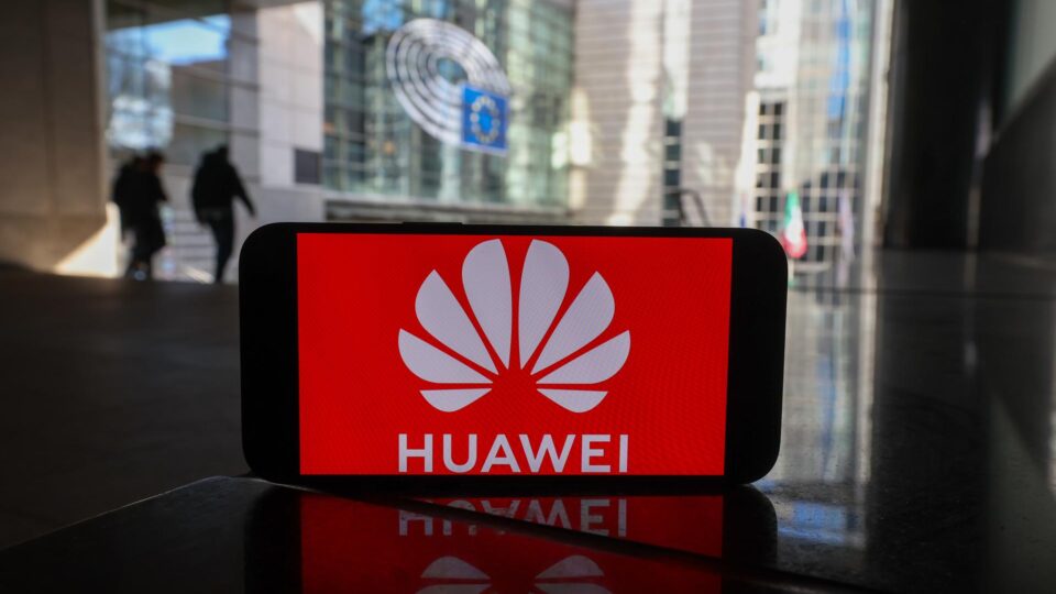 União Europeia quer banir empresas da China das redes de telecomunicações por risco de segurança
