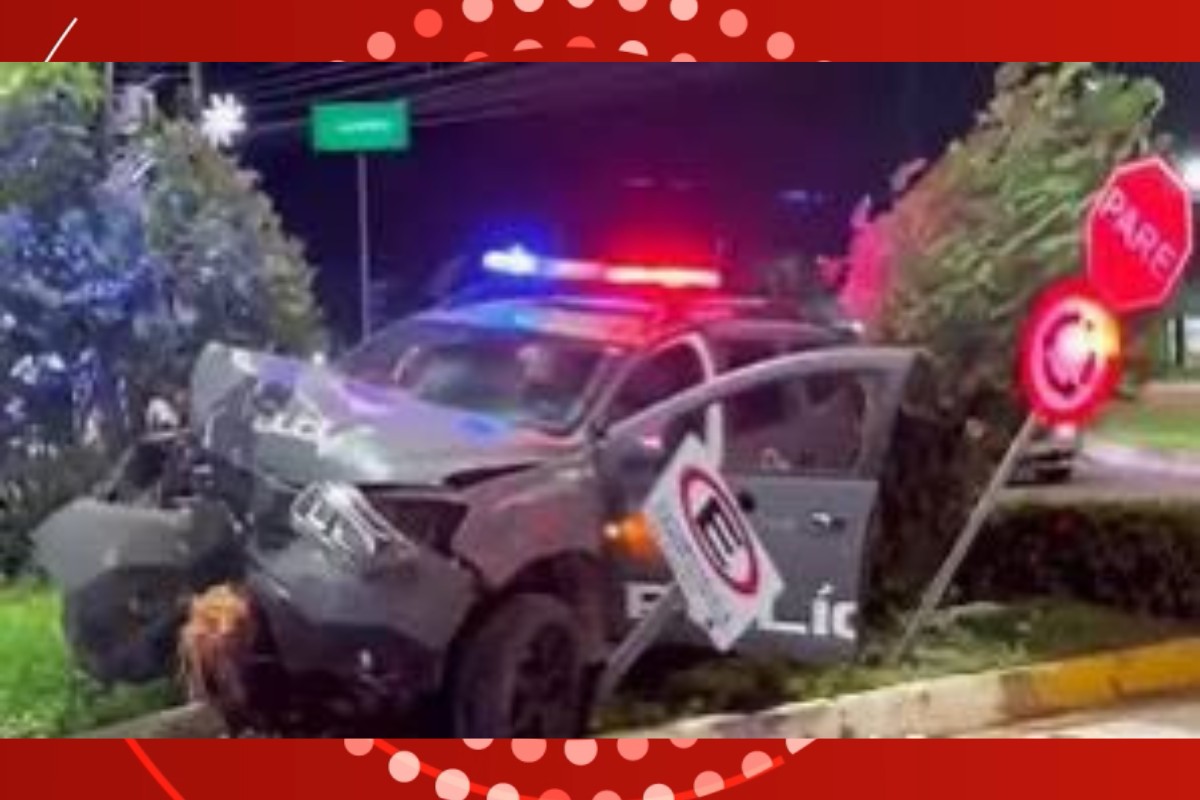 Viatura de PMs bate em árvore após carro colidir contra eles em MT