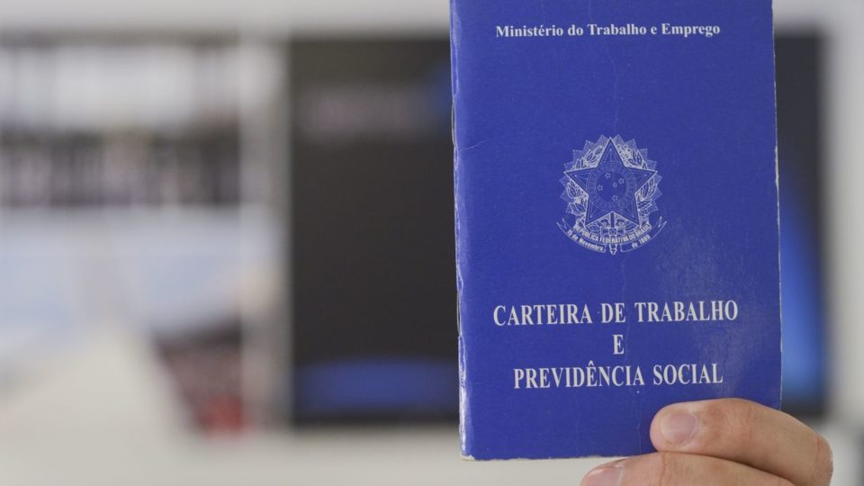 Reduzir jornada mantendo salário vai causar inflação e desemprego