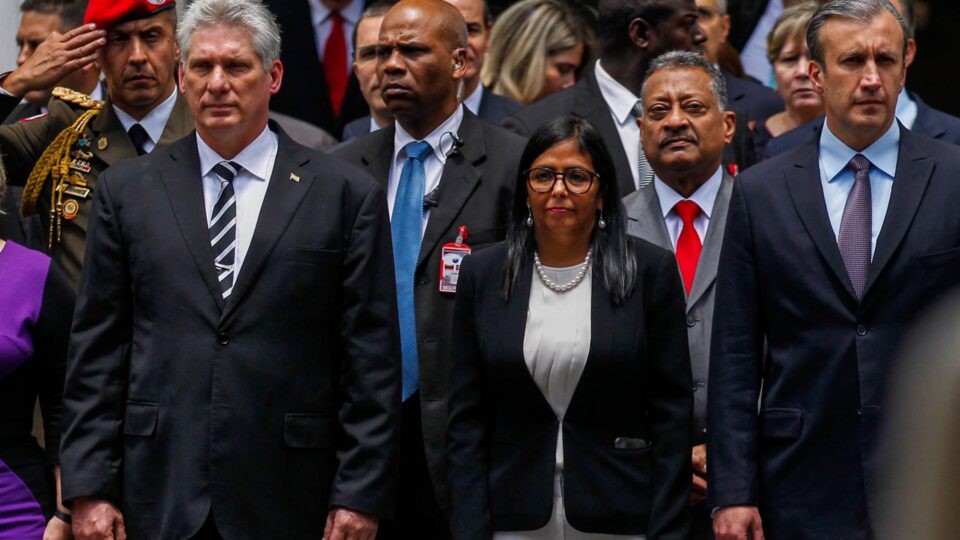 Fim de uma era: militares e médicos cubanos deixam a Venezuela sob pressão dos EUA