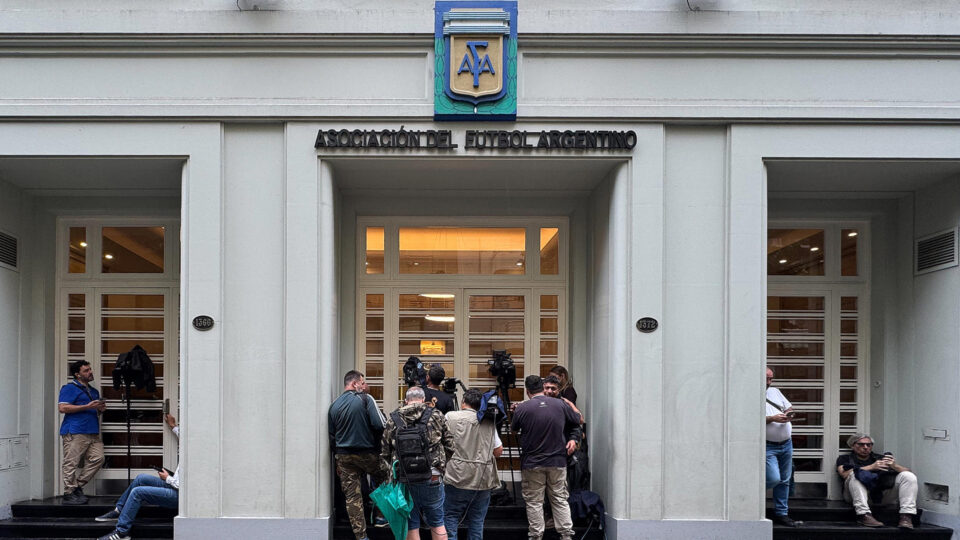 Por que o futebol argentino está “em greve” — e o que Milei tem a ver com isso