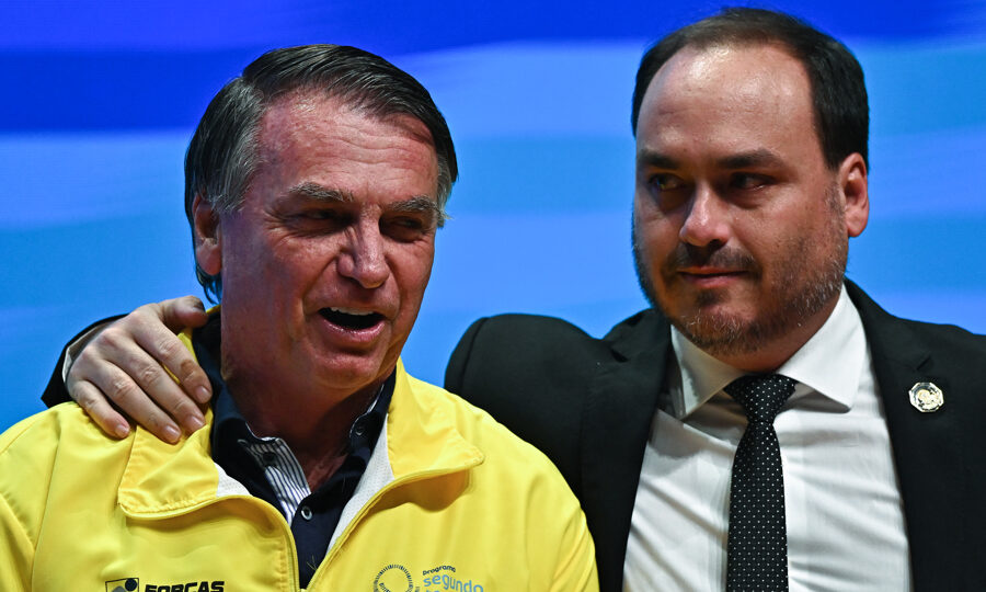 Carlos manifesta preocupação com saúde de Bolsonaro: “abatido”