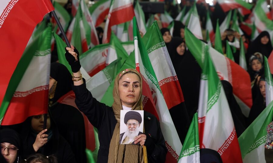 Iranianos comemoram pelo mundo após anúncio da morte de Khamenei