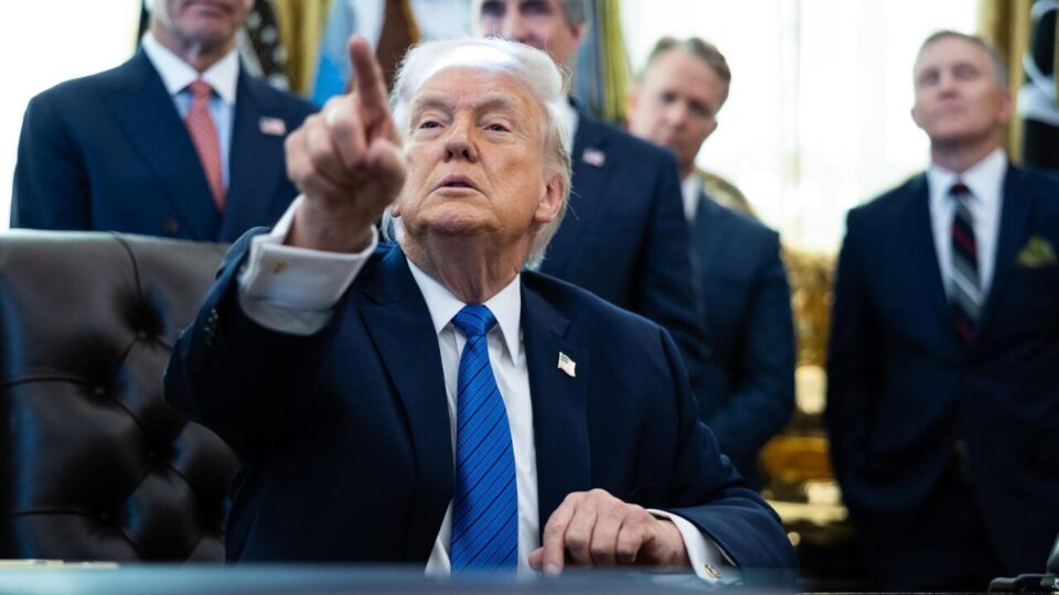 Trump diz que vai enviar navio-hospital à Groenlândia e aumenta tensão com a Dinamarca