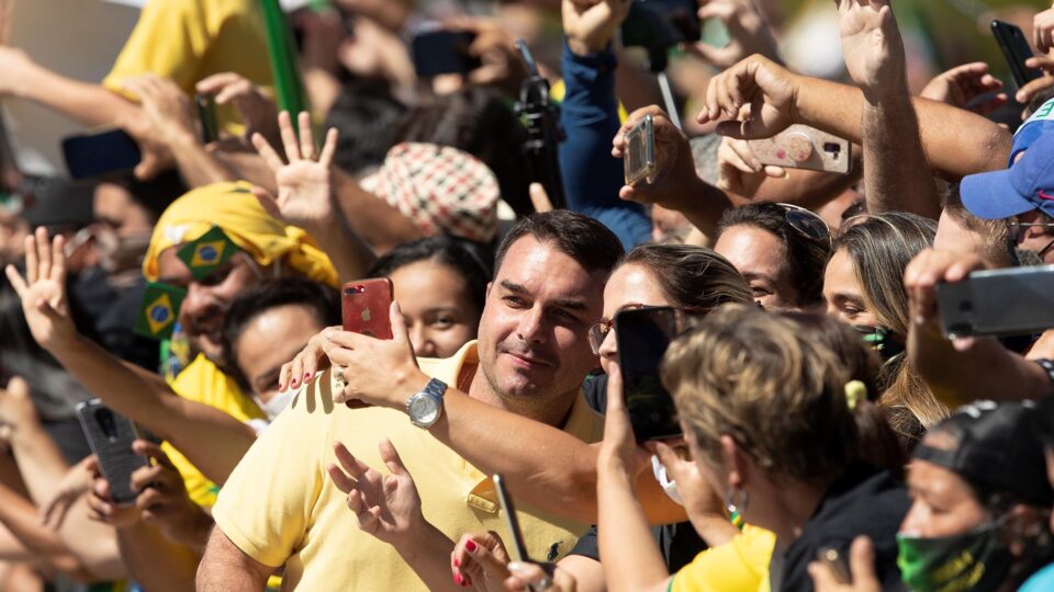 Batalha de rejeição entre Flávio Bolsonaro e Lula tem potencial para voltar a decidir eleição