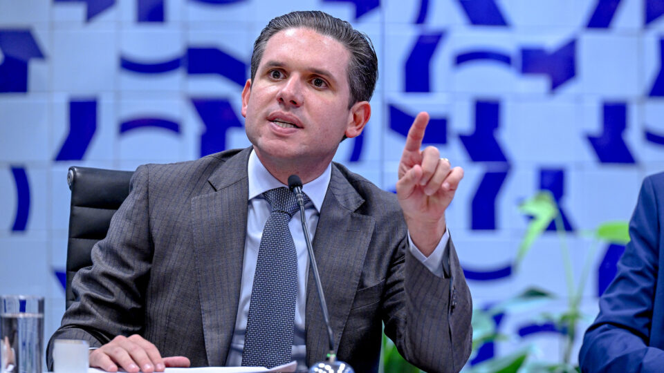 Motta encaminha PEC que pode acabar com escala de trabalho 6×1
