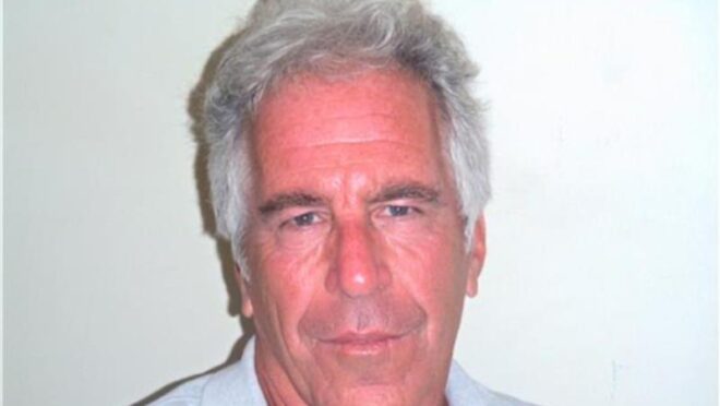 Pessoa não identificada esteve no andar da cela de Epstein na noite de sua morte, diz emissora