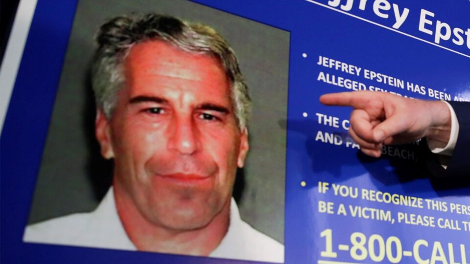 “Antes ele do que eu”, disse Epstein ao ser informado por Bannon sobre facada em Bolsonaro