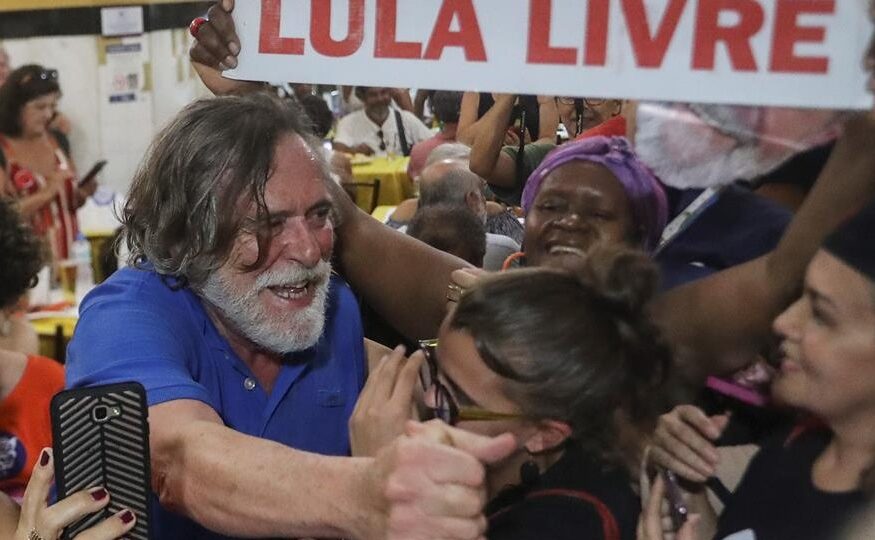 José de Abreu anuncia pré-candidatura a deputado federal pelo PT com foto de prisão