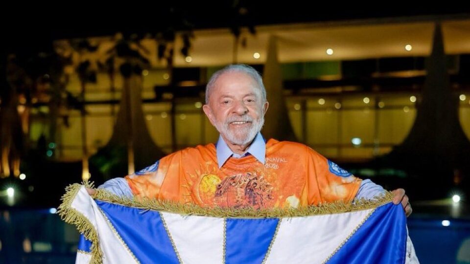 Ministro do TCU mantém repasse de R$ 1 mi a escola com samba-enredo do Lula