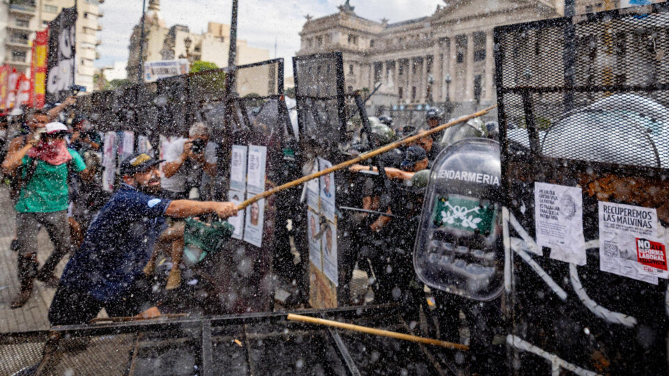 Milei acusa de terrorismo participantes de atos violentos contra reforma trabalhista na Argentina