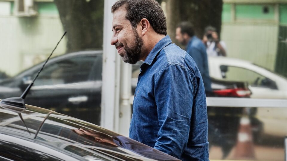 Regulamentação de aplicativos racha base de entregadores, que condenam “projeto do Boulos”