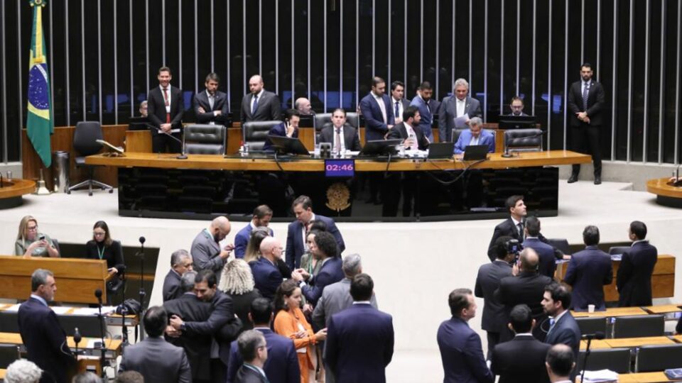 Congresso aprova reajuste e gratificação de até 100% a servidores da Câmara e do Senado