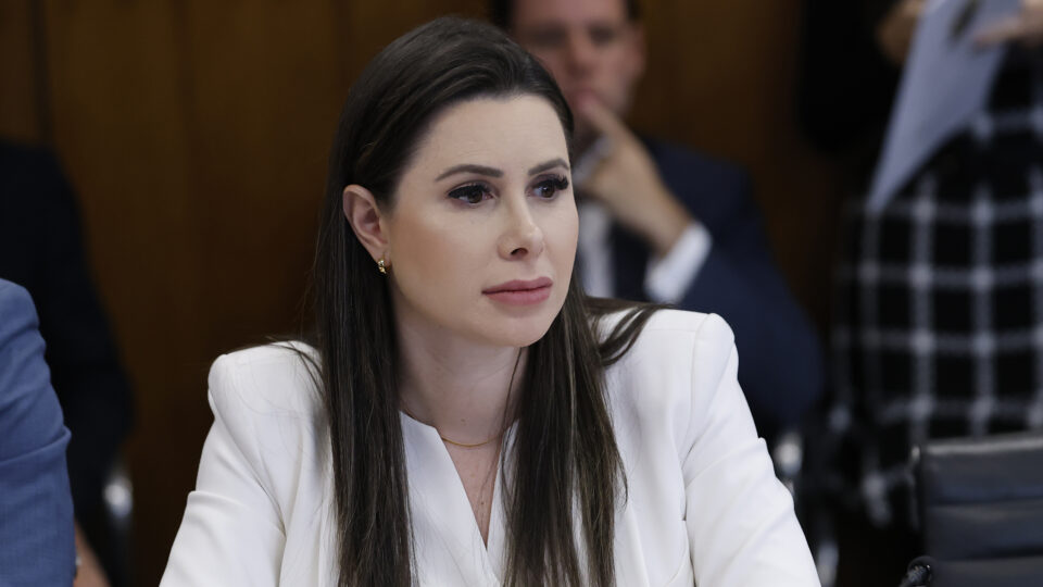 Bolsonaro diz a aliados que Carlos e Carol de Toni disputarão Senado em SC; PP reage