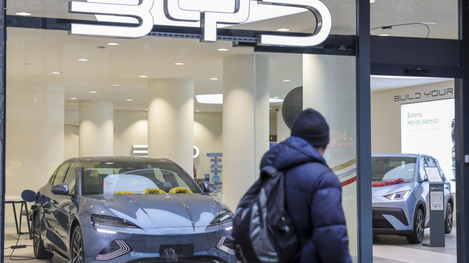 Polônia proíbe entrada de carros da China em bases militares por risco de espionagem