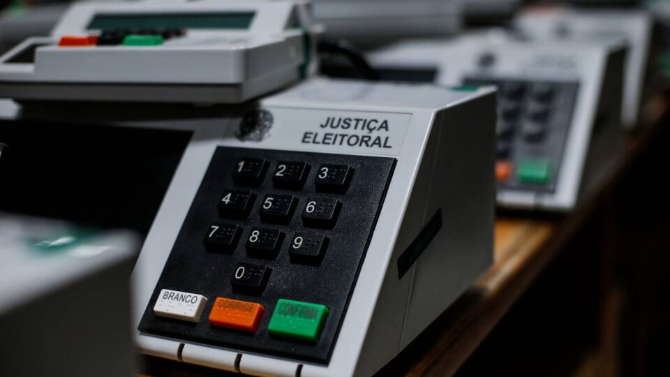 Por que a desconfiança nas urnas eletrônicas cresceu no Brasil?