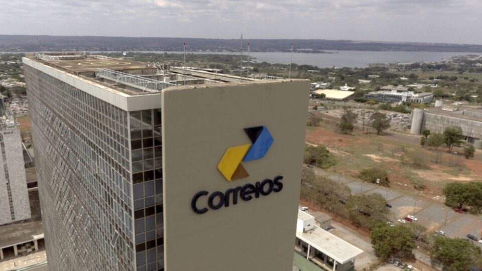Correios pagam R$ 800 mil a advogados contratados sem licitação