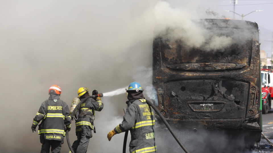 Morte do chefe de cartel “El Mencho” desencadeia onda de violência no México
