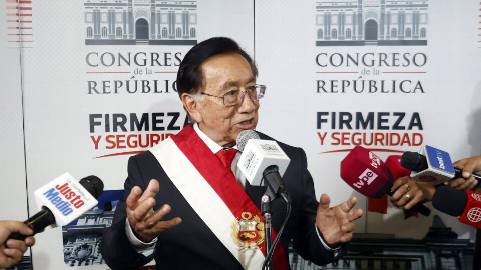 Presidente interino de esquerda do Peru será julgado por corrupção em junho