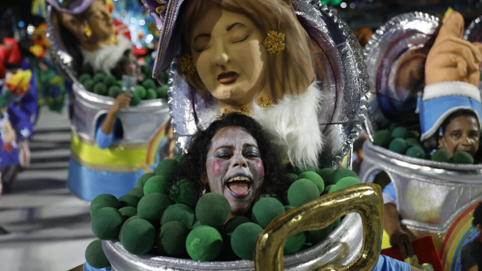 Zema entra com notícia-crime contra escola que homenageou Lula no Rio