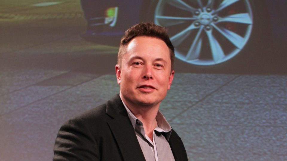 Musk chama premiê socialista da Espanha de “traidor” e “tirano” após proposta de restrição às redes