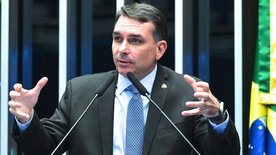 Flávio Bolsonaro diz que vai acionar TSE por alegoria sobre “famílias em conserva”