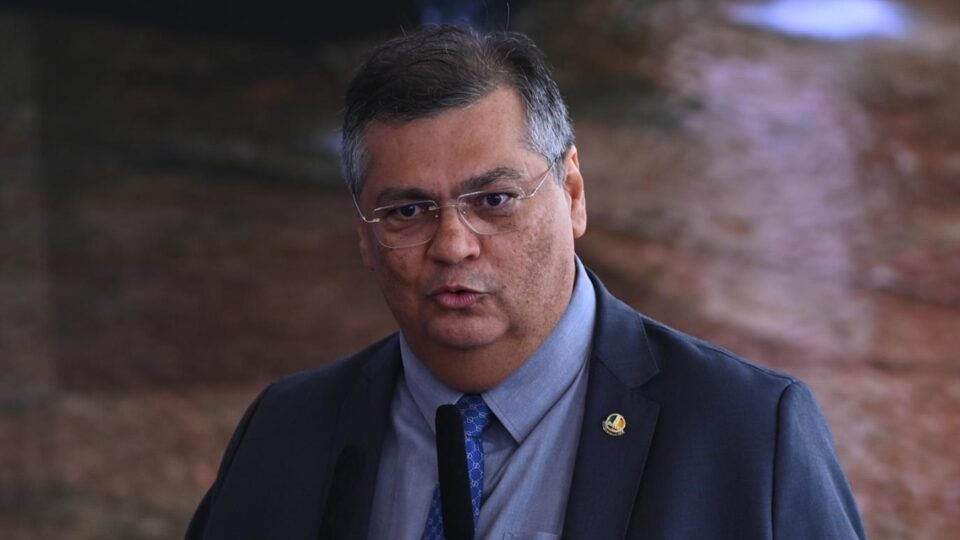 Dino suspende pagamentos acima do teto nos Três Poderes