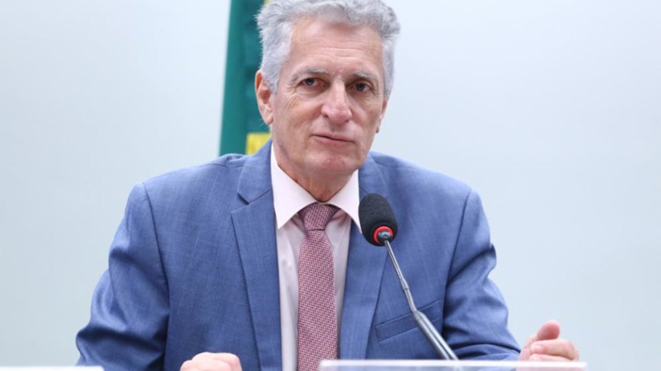 Justiça do DF determina que deputado petista se retrate por imagem falsa com Bolsonaro