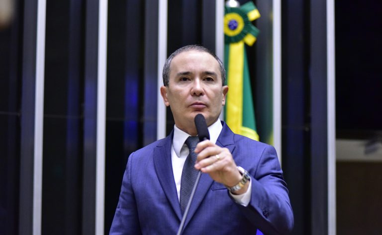 Projeto prevê parcelas extras de seguro-desemprego para trabalhador à espera de filho
