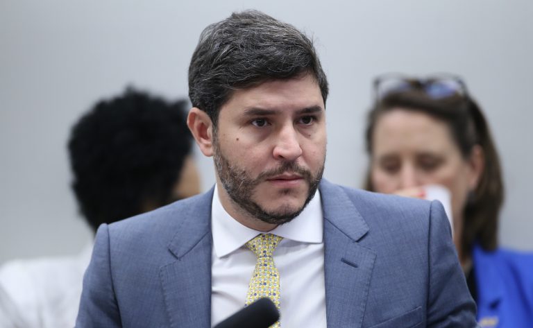 Projeto cria programa nacional para financiar casas-abrigo para mulheres vítimas de violência