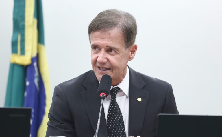 Comissão aprova proibição de armas para quem estiver sob medida protetiva