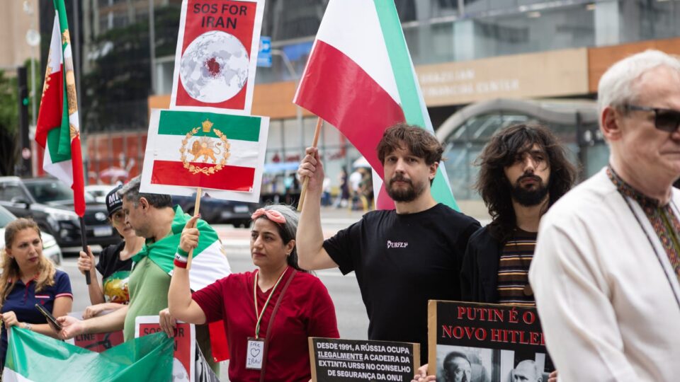 Refugiados iranianos no Brasil temem repressão e defendem queda do regime após ataques