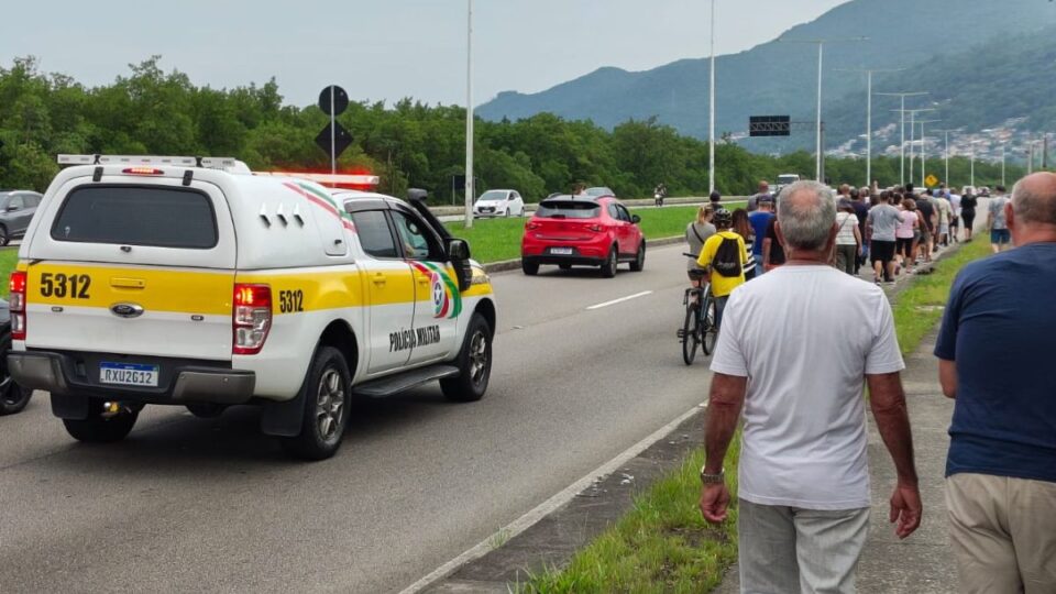 Moradores de Florianópolis protestam contra construção de unidades do Minha Casa, Minha Vida