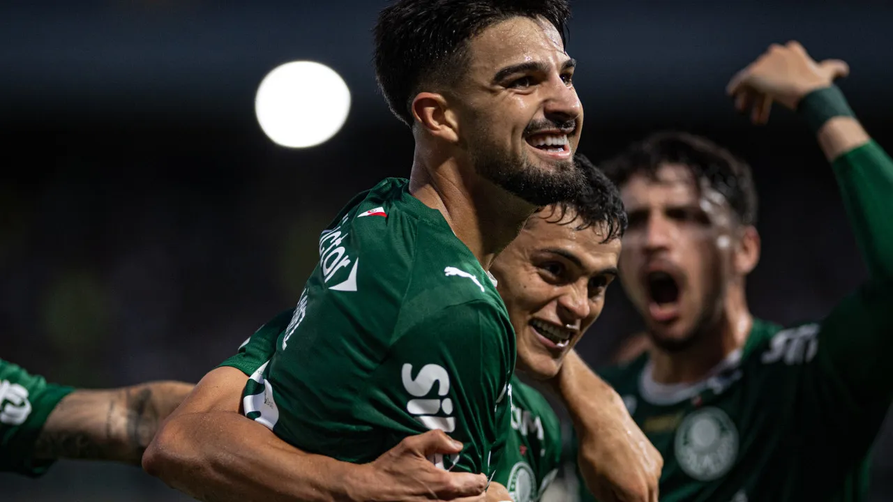 Palmeiras cala protestos, faz 5 no Vitória e respira antes do Dérbi