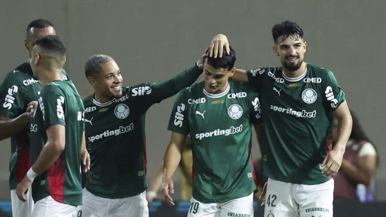 Palmeiras só planeja 2 mudanças no elenco após Arias e Paulinho mais perto