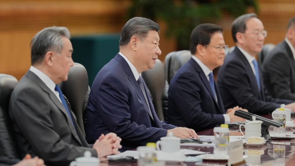 China amplia censura, persegue críticos e reprime minoria religiosa, diz HRW