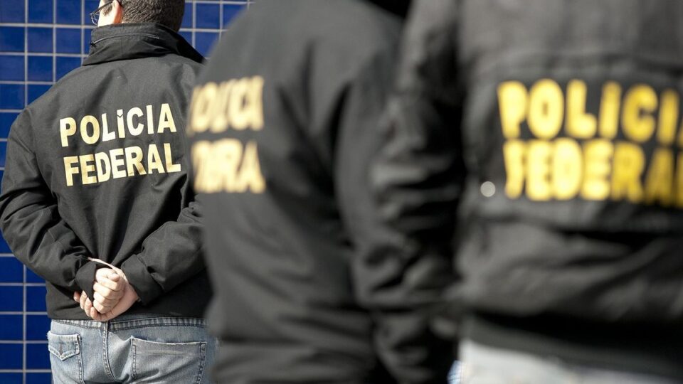 Investigado em esquema da Rioprevidência com o Master joga mala de dinheiro pela janela em SC