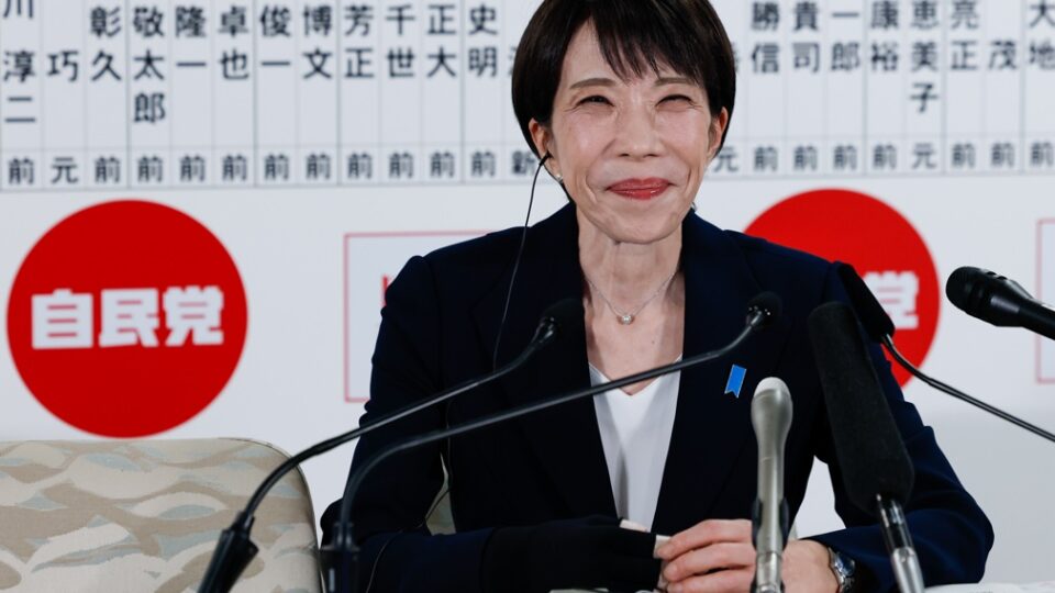 Conservadora, primeira-ministra do Japão se consolida com vitória histórica