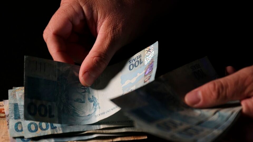 Governo pretende cobrar IOF sobre operações com criptomoedas